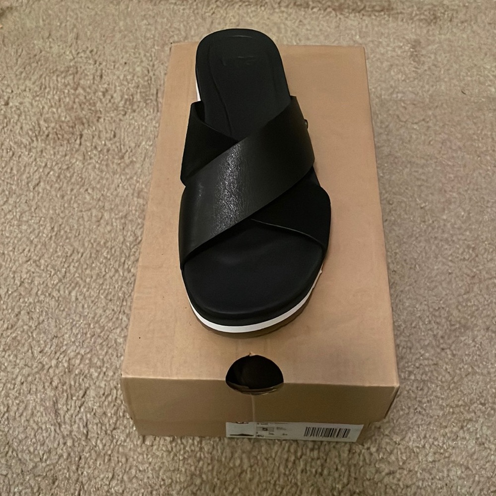 Ugg Womens Kari black sandal size 5